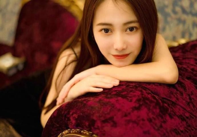 极品吊带睡衣美女慵懒性感写真图片