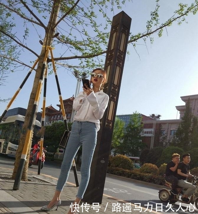 穿着打扮|身材好的妹子,乱选角度都很美,这条牛仔裤也显了神韵!