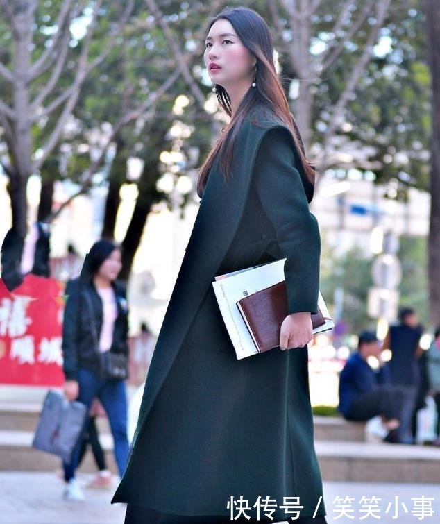 「 美女」穿上个性短裙,带来精致美感!,美女街拍:时尚有气质的小姐姐
