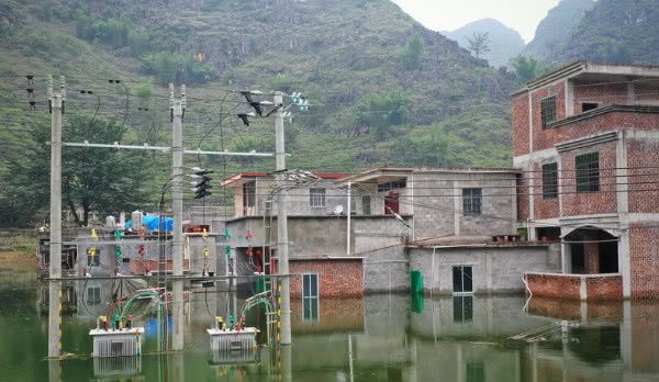 广西一村子成威尼斯，村民被地下水泡1个月，与世隔绝靠轮胎出行