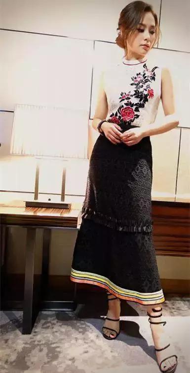 阿娇衣品大变!穿的像个高中生,但网友却盯着她肚子上的淤青不放