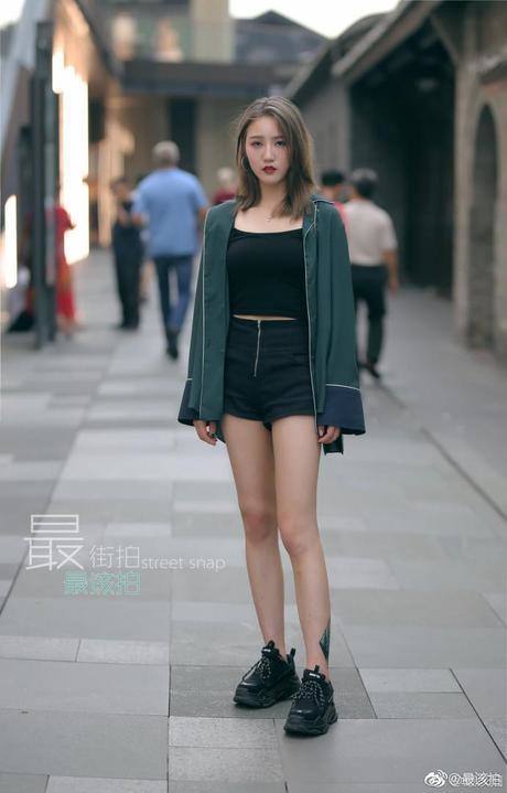 街拍:清新优雅的吊带裙,打造时尚丽人,看一眼便喜欢上了