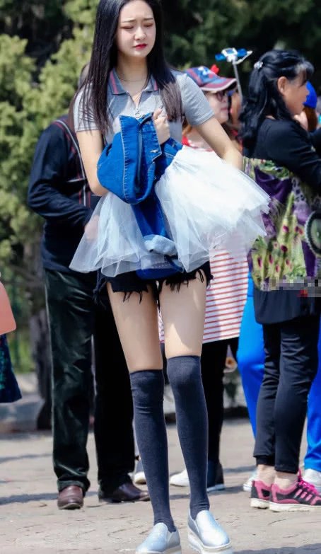 幼师小姐姐陪同小朋友们参加汇演，阳光太大晒得眼睛睁不开，紧身