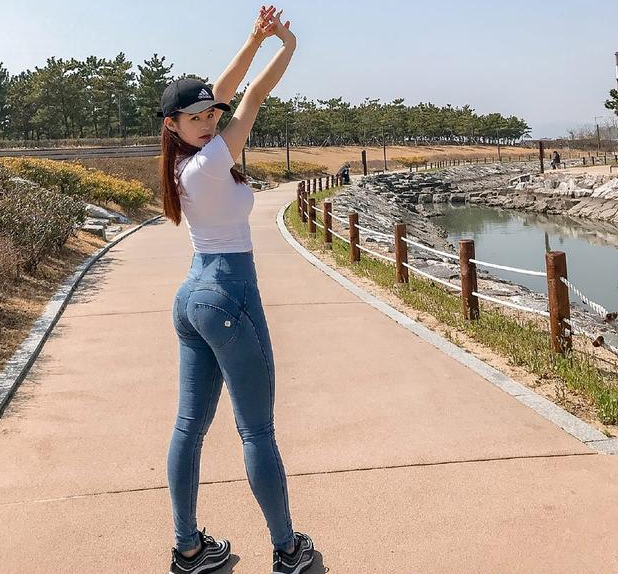 街拍：凹凸紧致的牛仔裤美女，增添个性魅力，展现曼妙身姿！