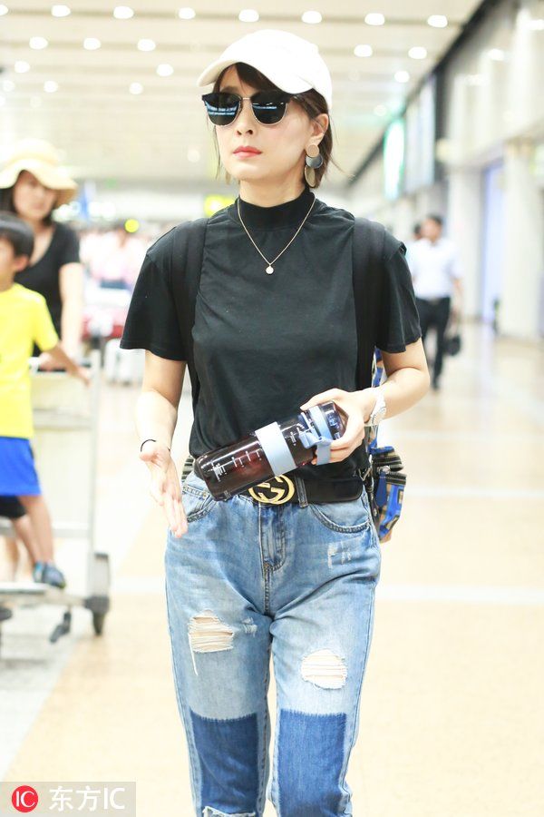 吴昕妆容精致好似混血儿，上身纤瘦却被双腿抢了风头