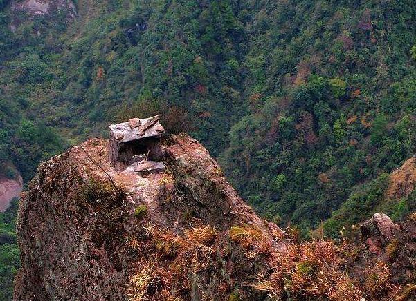 奇特寺庙在悬崖上　唯一小路仅有10厘米宽　太危险游客无人敢去