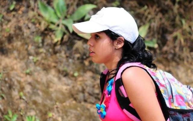 印度美女来中国旅游，直言中国太热了，爬到山顶后中暑，被抬下山