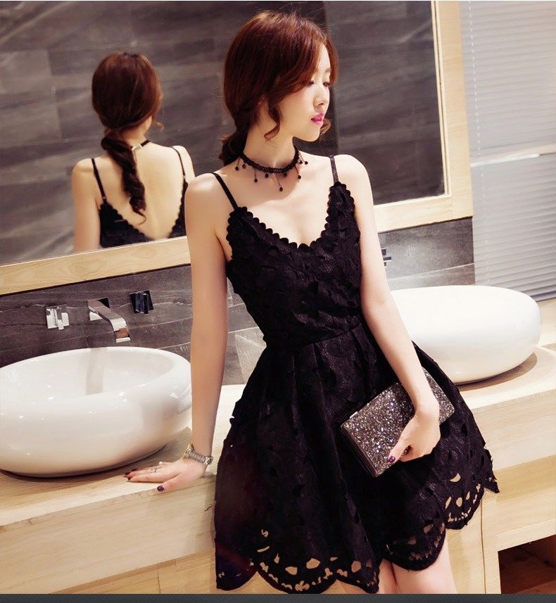 赫本裙不流行了!今秋小姐姐流行穿“镂空裙,性感时髦,年轻十岁