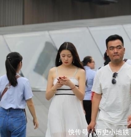 气质|街拍:柔美娇俏的小姐姐,大长腿十分亮眼,非常有女人味