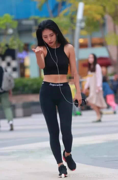  【女人味】小姐姐的牛仔短裤能秀长腿，也能秀马甲线，让我意外的是这样更有女人味了