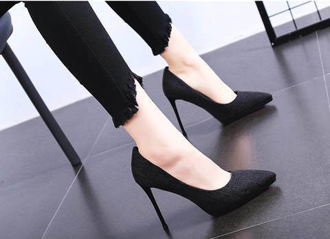 简约而时尚的布料纹理，让穿上这款高跟鞋的人更加的性感