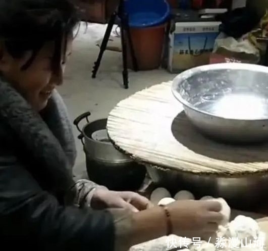 穿着■大衣哥出手阔绰,大衣嫂穿着貂蒸馒头,网友都说馒头真好看