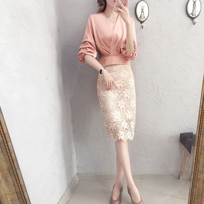 我姨今年48，就喜欢穿小香风套装，减龄十岁不说，还巨有女人味