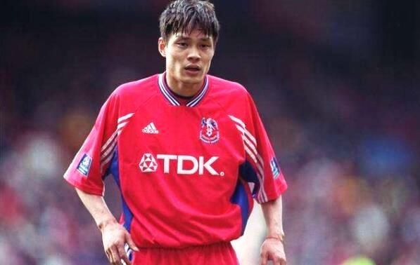 范志毅20岁漂亮女儿近照 身材纤细长腿抢镜