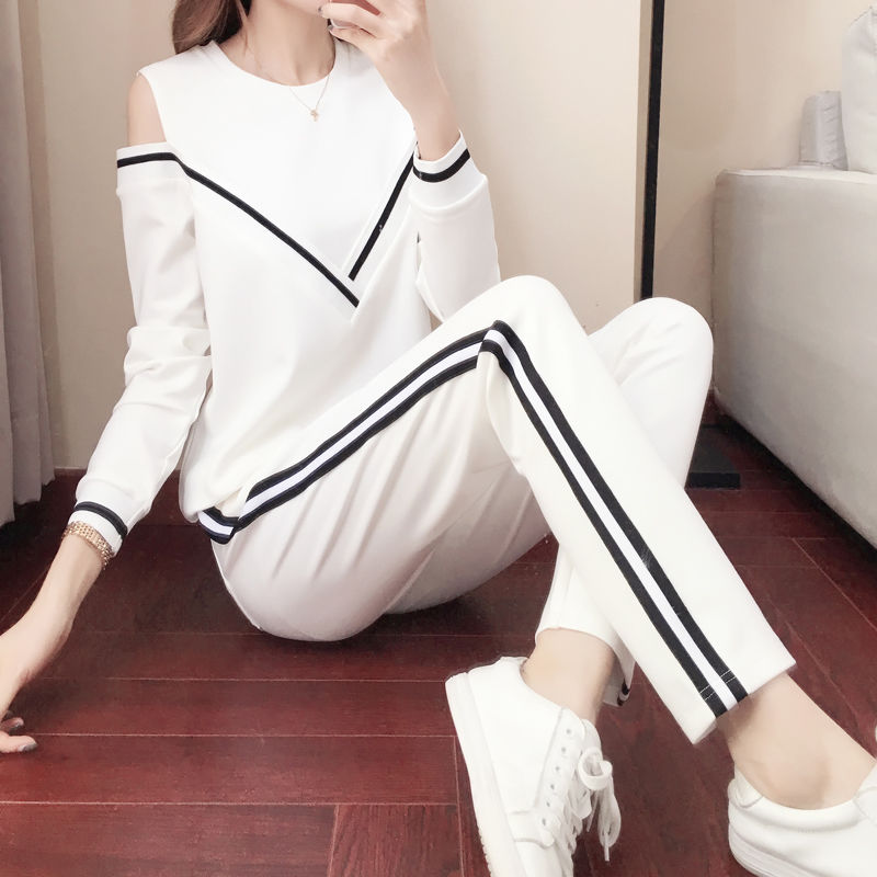 天一凉，小姨已经穿上了运动套装，个性时尚又很好的藏住肉肉