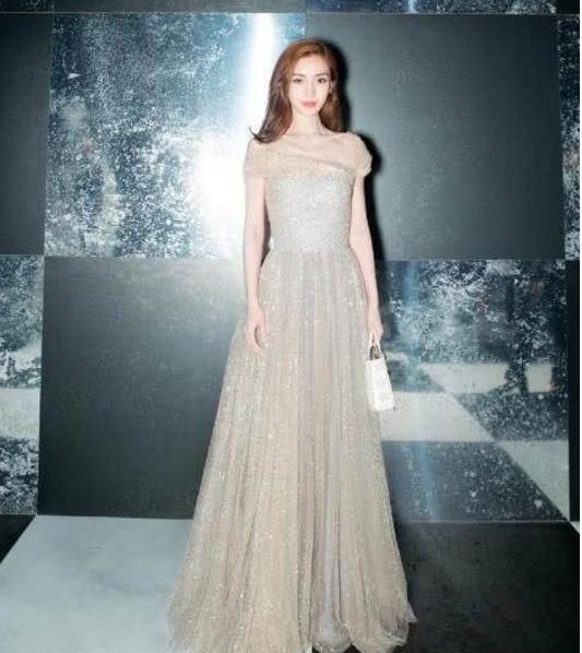 辣妈只服杨颖，当妈还要穿“彩色爱心鞋”装嫩，出乎意料的好看!