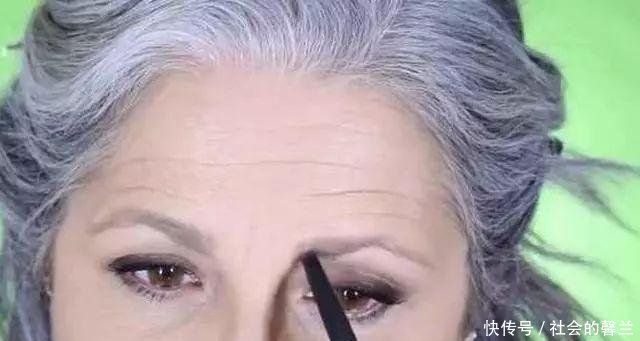 六旬老太被老伴儿嫌弃长得丑, 化妆之后老伴反而觉得配不上她!