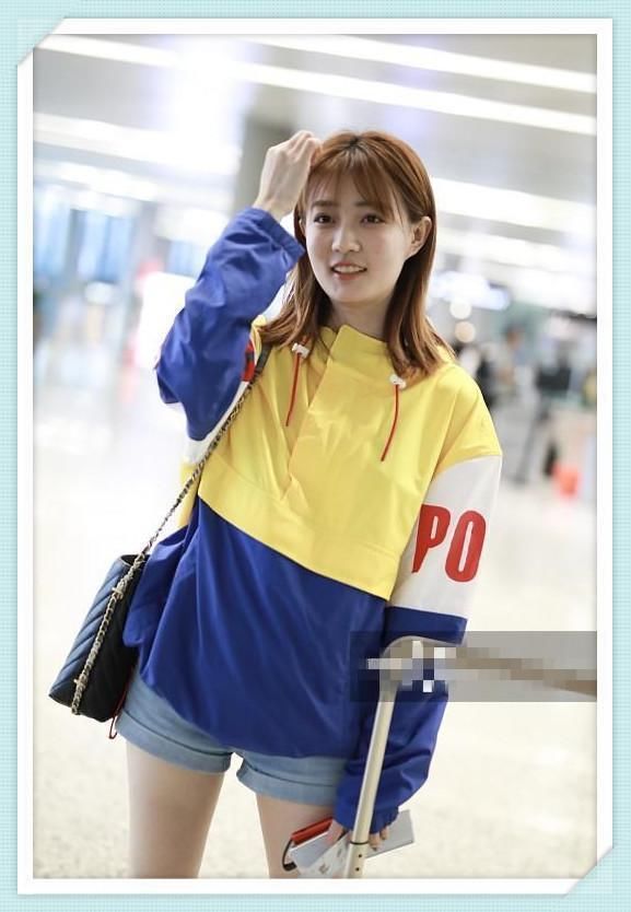 还傻傻穿T恤配短裤扮清纯？太Out！看李宇春、徐璐解锁穿搭新方法