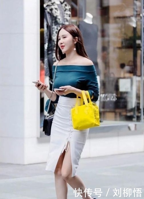 #身穿#街拍:长腿又细又直的美女,身穿黑色超短裤,美的轻松抢眼