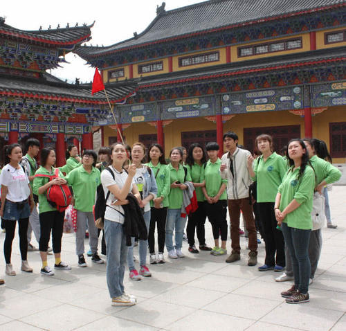 跟团旅游时，为什么导游不跟大家一起吃？原因让人大吃一惊！