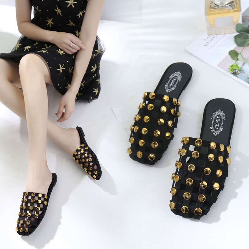 连衣裙+高跟鞋落伍了!如今流行穿“绿叶装+半凉拖”，洋气舒服