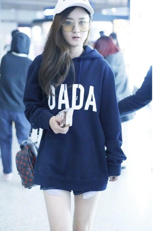 赵丽颖也开始玩“下衣消失”,就看见两张“纸”,这搭法简直太6了