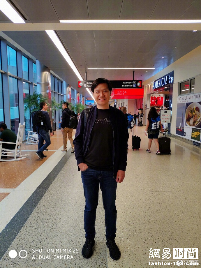 上市后 雷军竟穿168元破洞牛仔裤背包变身时髦军