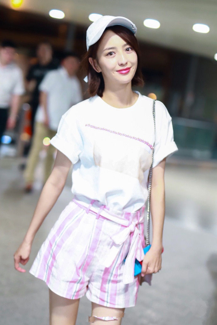 佟丽娅穿超短裤现身，暴露一双纤细美腿，比剪刀手卖萌100分