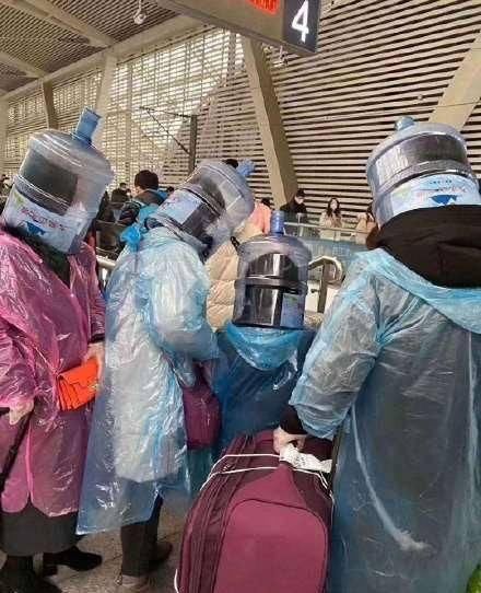  帐篷|防疫旅行隔离难？牛人“装备升级”，雨衣帐篷齐上阵
