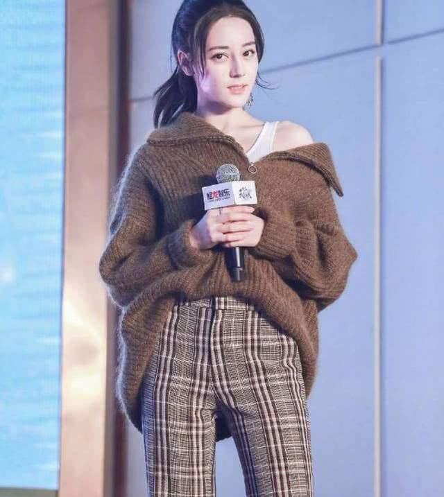 26岁的迪丽热巴两次撞衫21岁的张雪迎，结果有点出人意料