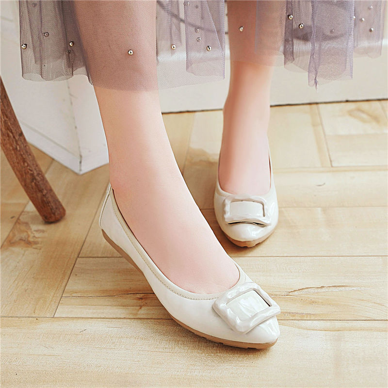 “兔头鞋”比“塔跟鞋”更时髦养脚，配裙子穿轻松拥有女神气场