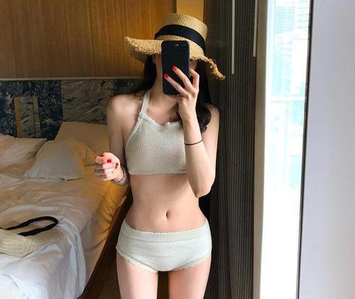 身穿性感分体式泳衣美女,体现得高雅又有魅力,看的目不转睛!