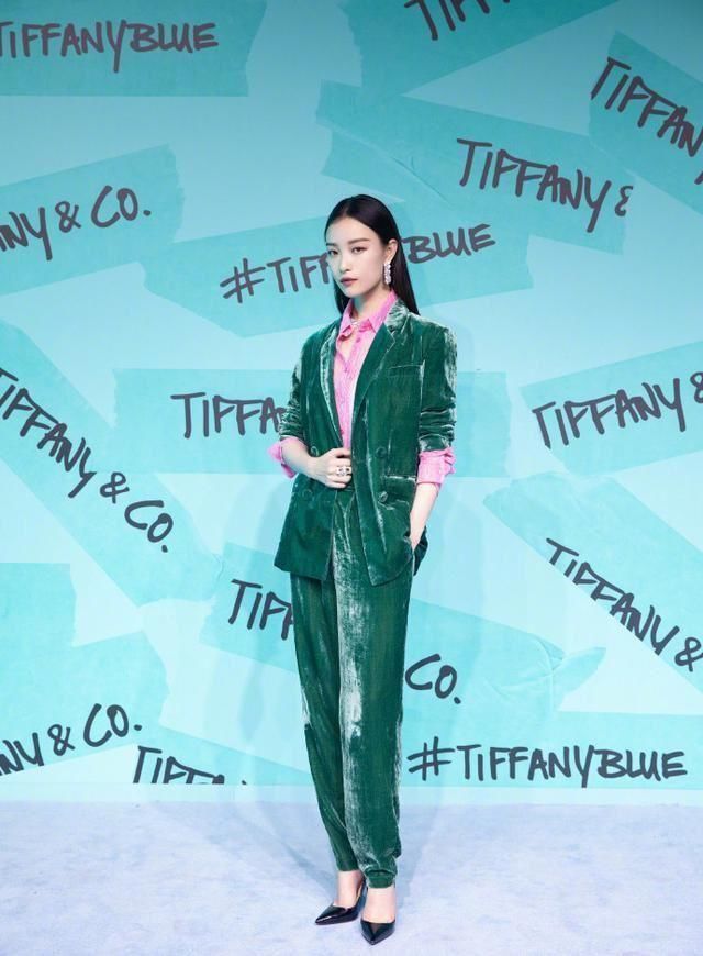 神难穿的红配绿,竟让倪妮穿的蜜汁好看,这套西装让人大开眼界!