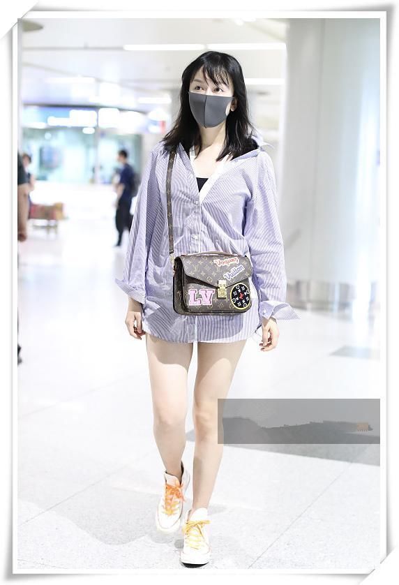 看了娄艺潇穿短裤，再看邓家佳，网友：这就是清新与轻浮的差距！