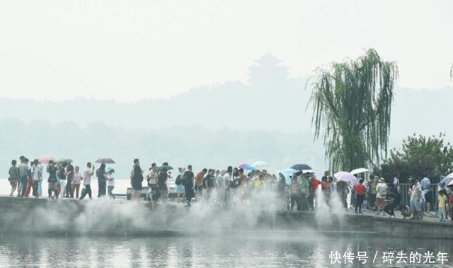 中秋佳节成为旅游节 杭州西湖断桥已成“人桥”