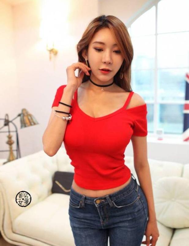 街拍：女子紧身裤VS紧身包臀裙，哪个小姐姐更好看?