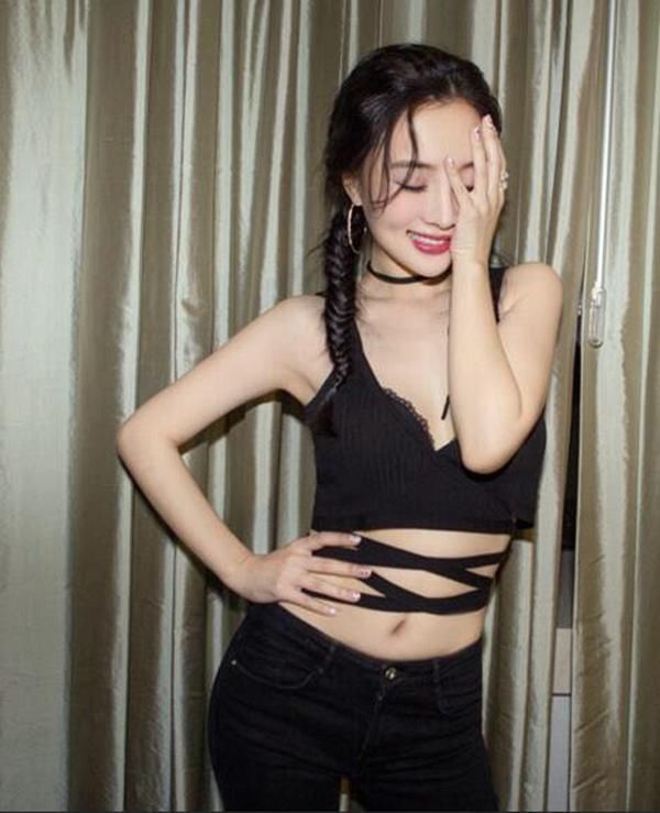 李小璐豁出去了，短裤再往上0.9cm就全露了，网友:真敢穿