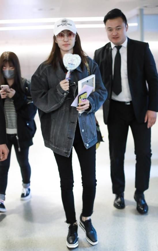 王丽坤92斤，欧阳娜娜94斤，两人同穿紧身裤，画风差距可不止2斤