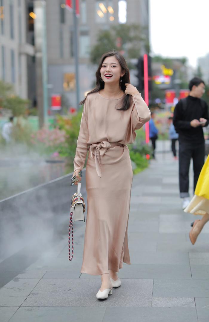 面料|街拍:裙子的面料很高级,而且也很有设计感,有质感的穿搭就是不一样哦。