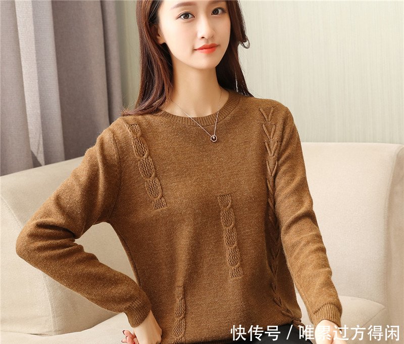 小脚裤赶紧扔了吧！现在早秋流行：针织衣+烟管裤，更显高级美