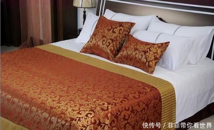 入住高档酒店时，床上的“长布”有何作用呢？保洁阿姨道出原因