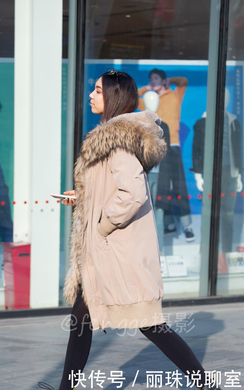  『美女』为什么外国美女喜欢穿黑色打底裤，而我们的小姐姐偏爱光腿神器？
