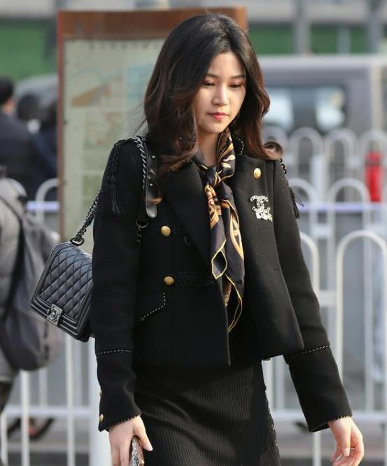 【 美女】一件牛仔上衣配牛仔紧身裤,时尚气质风范,街拍:一颦一笑的美女