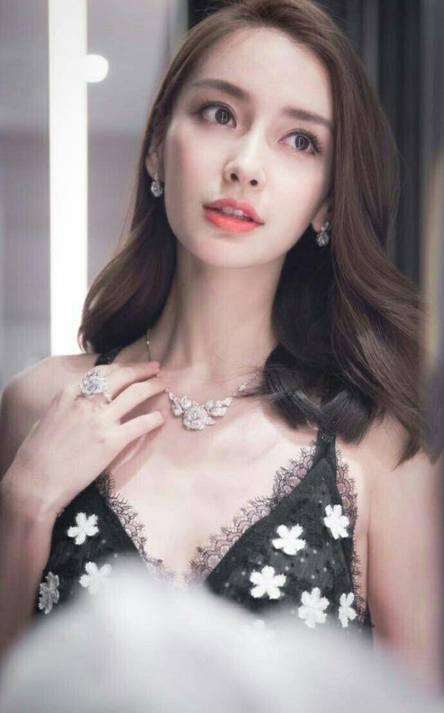 高圆圆、范冰冰、baby都穿吊带连衣裙，平分秋色谁更美