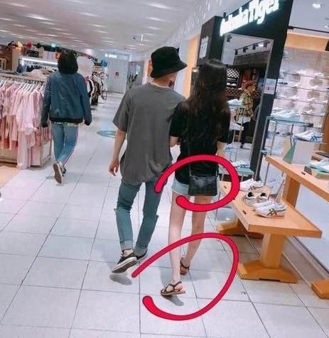 否认泫雅金晓钟恋情后，又一恋情见光死！照片刻意摆拍疑似炒作？