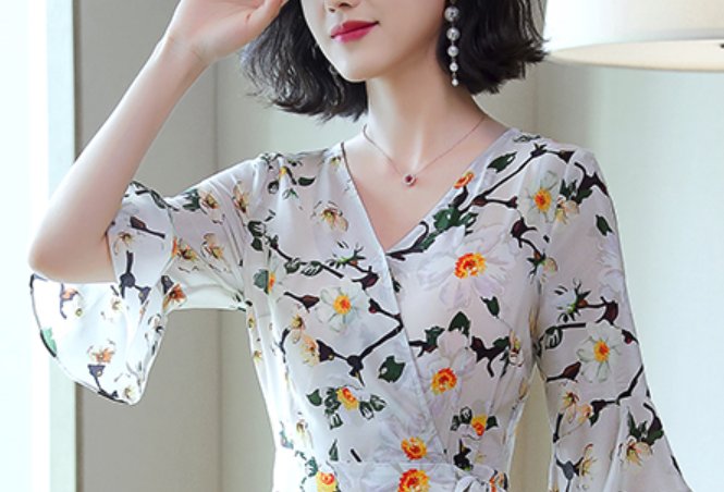 奔五的女人，如果条件可以，多穿这种真丝裙，减龄显嫩更有高级感