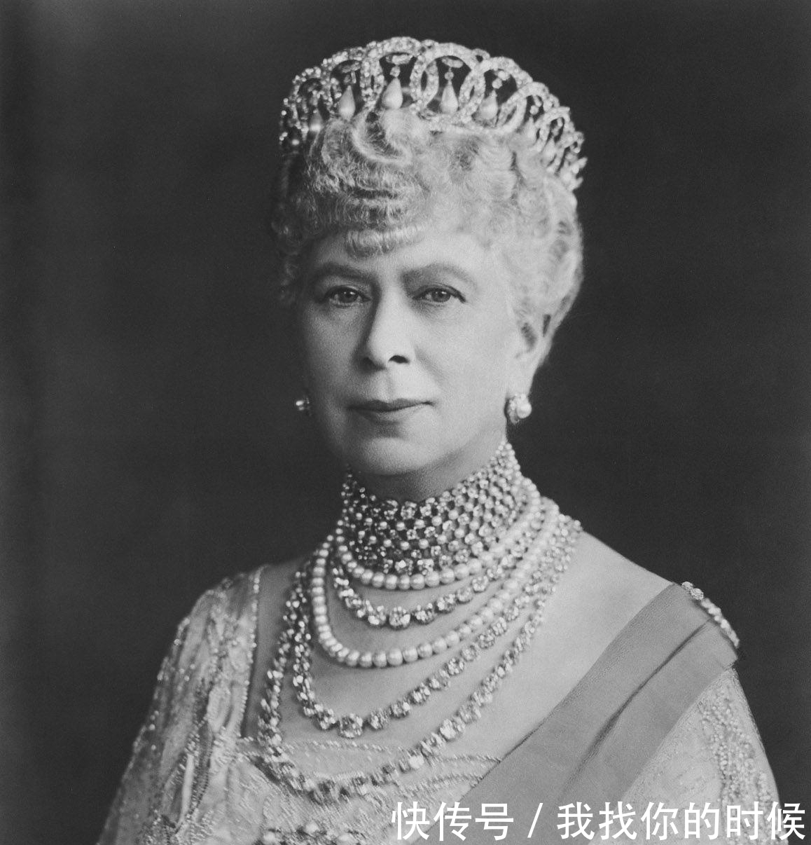 『玛丽王后』以前的英国王后如人形珠宝展示架，暴发户式珠宝搭配现在看不到了
