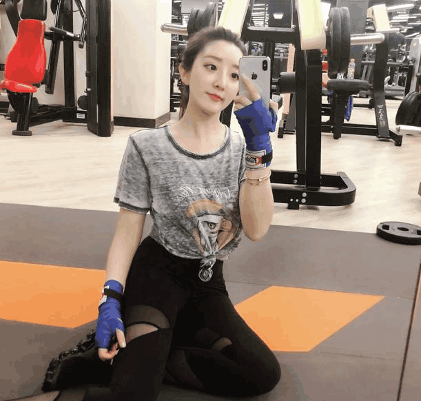 周杰伦突然被爆出轨某网红空姐, 并致其怀孕! 网友: 我的青春毁了