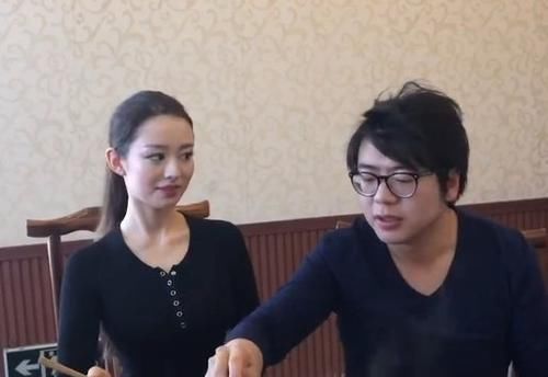  「堪称」吉娜堪称人间芭比，同款针织衫秀身材穿一年也不腻，普通人不敢穿