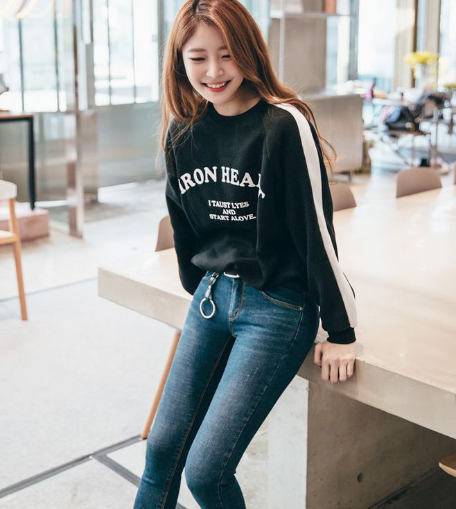 紧身牛仔裤美女，搭配裹胸上衣，尽显完美身材曲线，性感妩媚！